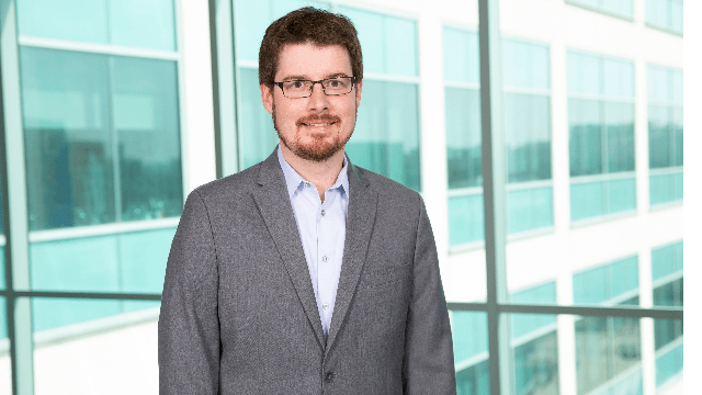 Jacques Lux, docteur en chimie formé à la recherche par le Prix Nobel Jean-Pierre Sauvage : « Amener une découverte de la paillasse à l’hôpital »